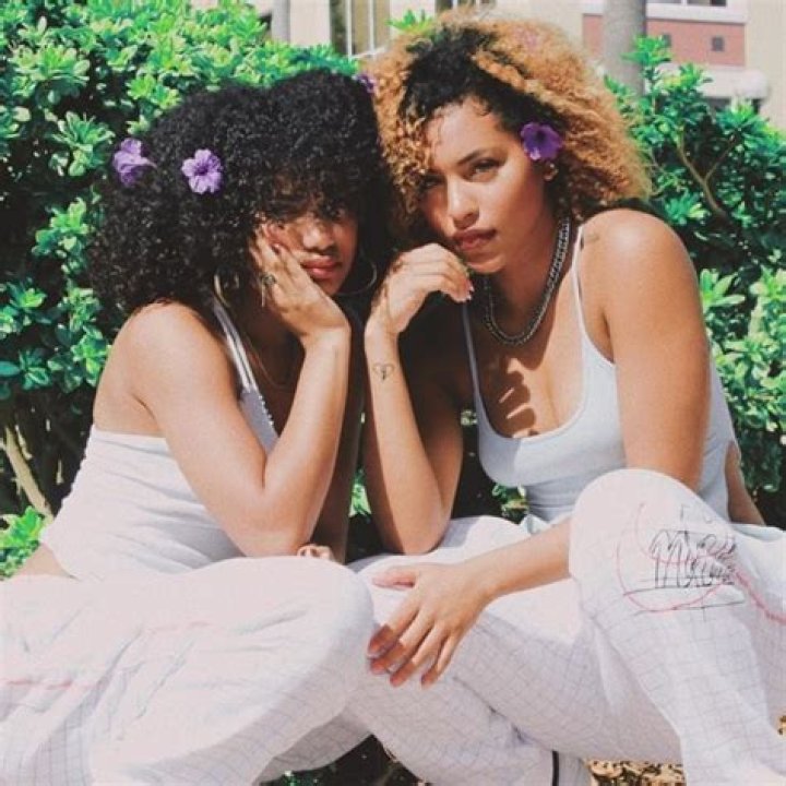 Analisseworld Height, Weight, Age, Body Statistics