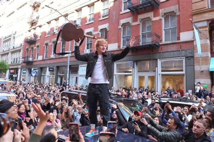 Ed Sheeran Performs An Impromptu Concert In New York Outside Of His New SoHo Pop-Up Store