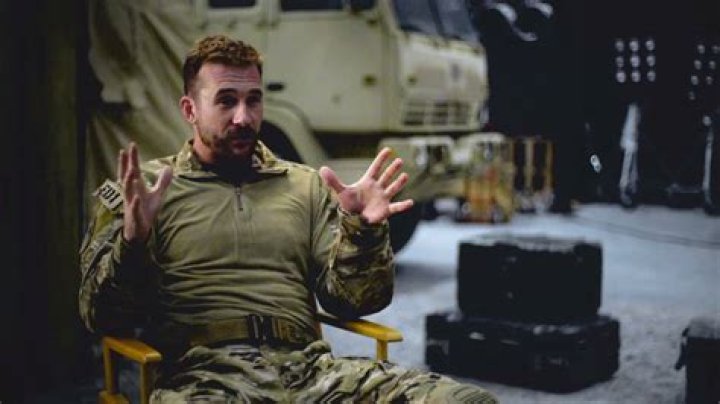 How "Six" Star Barry Sloane Got Navy SEAL Shredded