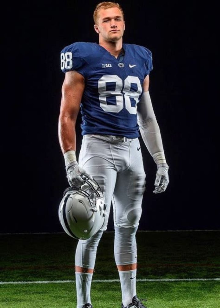 Mike Gesicki Height, Weight, Family, Girlfriend, Education, Biography