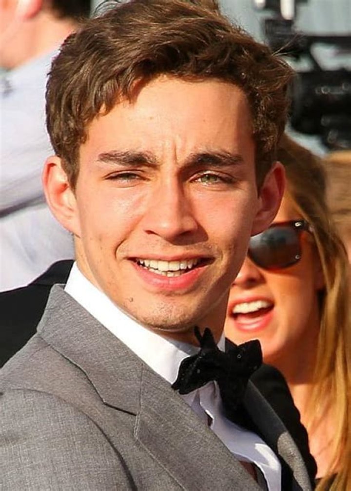Robert Sheehan Height, Weight, Age, Girlfriend, Family, Facts, Biography