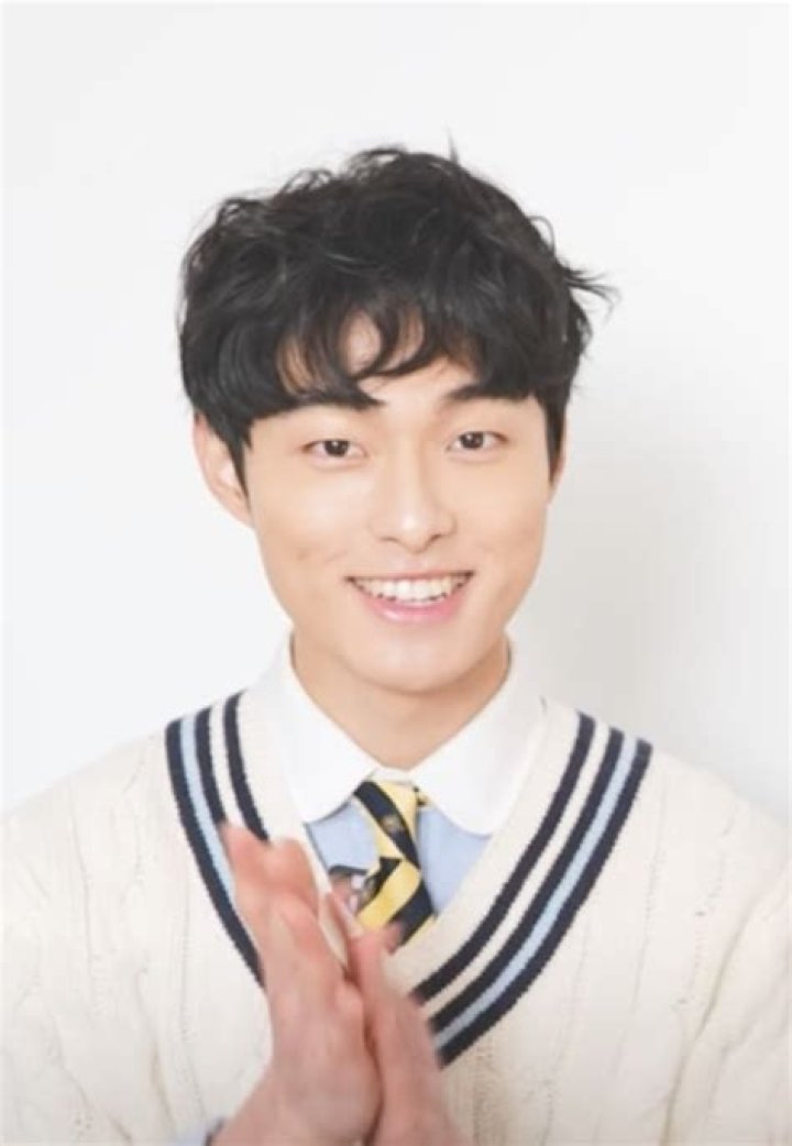 Yoon Chan-young Height, Weight, Age, Girlfriends, Biography, Family
